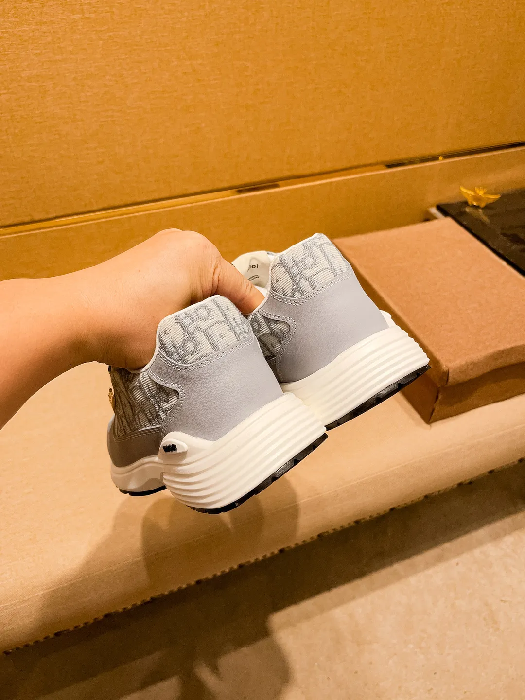 Men's shoes 💰 440💰🔥[Dior] Men's high-end brand of shoes official website 1:1 latest masterpiece: the upper is made of first-layer cowhide imported from Italy, with a comfortable and breathable lining➕original non-slip and wear-resistant outsole🔥, making walking more convenient and comfortable! An exclusive new model, a stunning work, a beautiful 1:1 replica [color] compared to the official quality! Create a fashionable personality to set off your uniqueness! A must-have for trendy men! Classic 🔥Size: 38-44 Color: 🔥Multiple colors available
